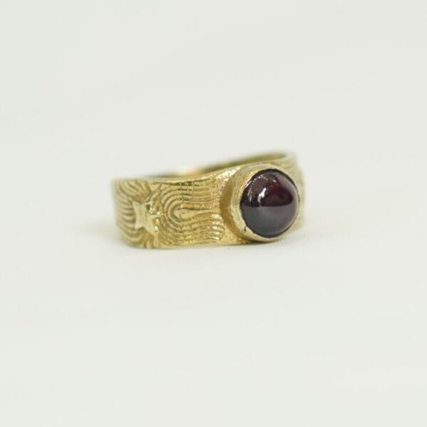 Vintage-Style Gold Ring with Deep Red Cabochon Stone – Textured Band