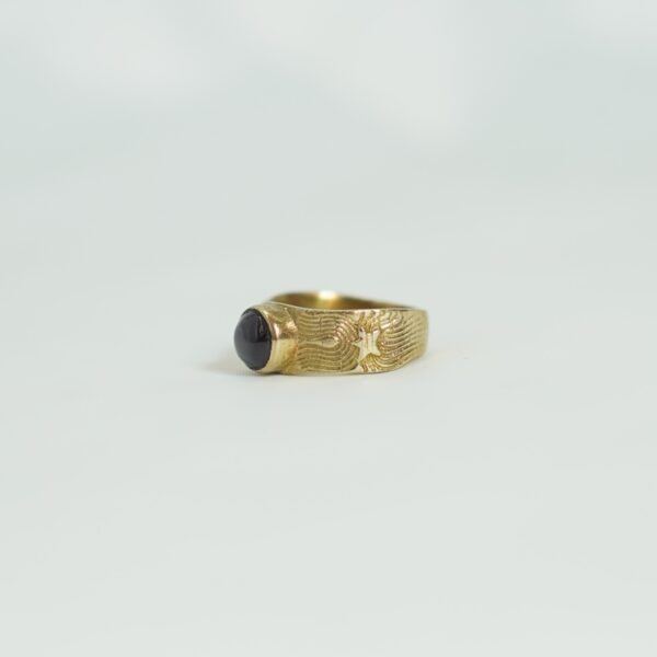 Vintage-Style Gold Ring with Deep Red Cabochon Stone – Textured Band