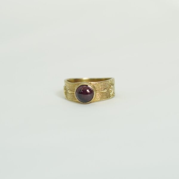 Vintage-Style Gold Ring with Deep Red Cabochon Stone – Textured Band