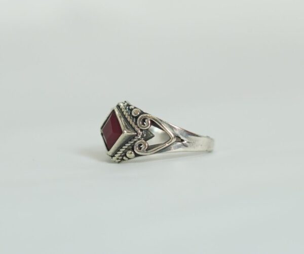 Vintage Moroccan Garnet Ring – A Touch of Heritage and GraceVintage Moroccan Garnet Ring – A Touch of Heritage and Grace