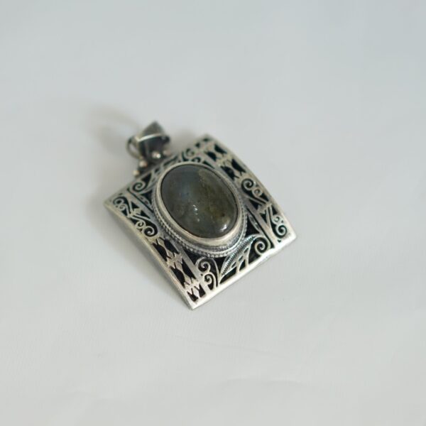 Artisan Silver Pendant – Labradorite Stone in Tribal Geometric Frame