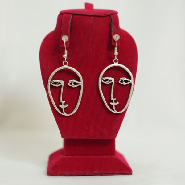 These Abstract Face Line Art Earrings are a striking expression of modern creativity. Designed in a lightweight silver-tone alloy, each earring forms an artistic, Picasso-inspired facial outline, capturing the essence of minimalist design. Perfectly asymmetrical and full of character, they are ideal for those who want to make a fashion statement without compromising on simplicity. Whether paired with casual outfits or chic ensembles, these earrings add a touch of avant-garde art and personality to your style. Abstract Face Line Art Earrings – Modern Minimalist Statement Jewelry